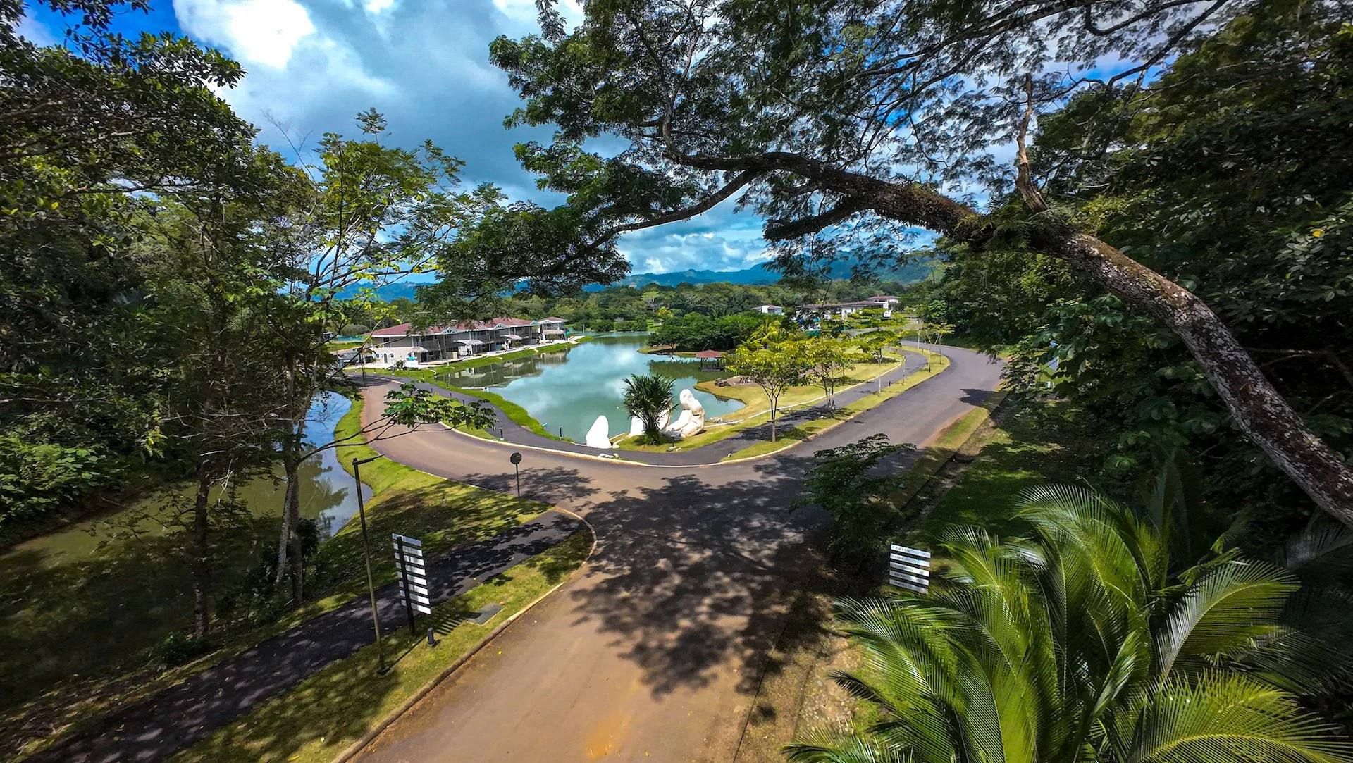 Místico desde el aire: laguna, casas y montañas de Playa Hermosa de Jacó, Costa Rica